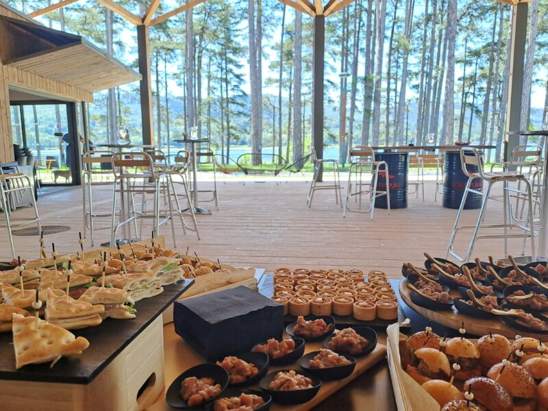 Buffet avec vue sur le lac