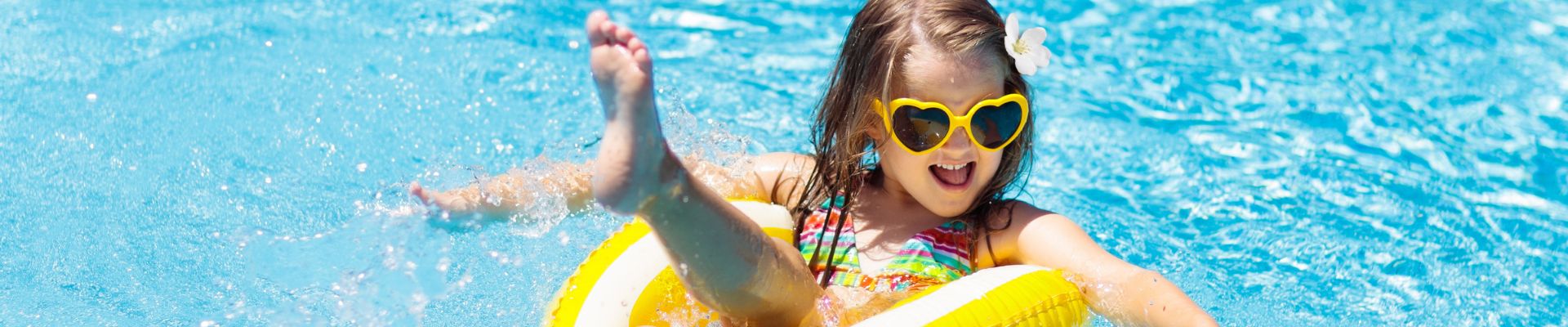 Petite fille sur une bouée dans la piscine